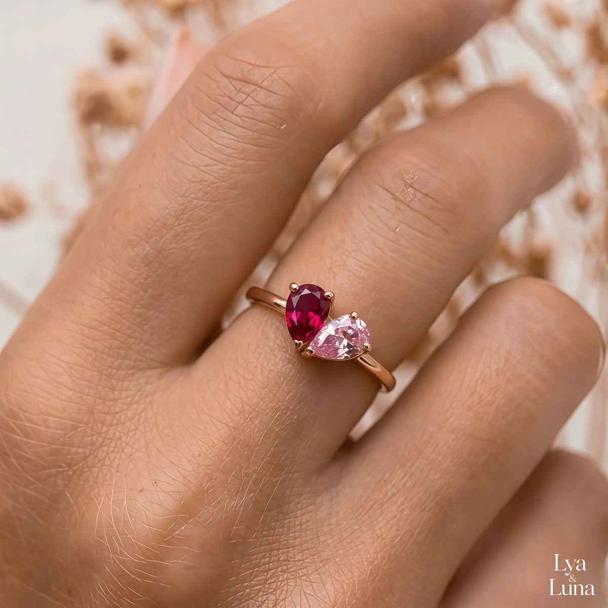 Bague Veria – portée au doigt, pierres rubis et rose